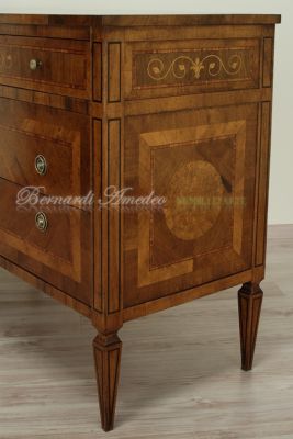 Riproduzione in stile classico Maggiolini di un cassettone in legno di noce intarsiato da camera o soggiorno